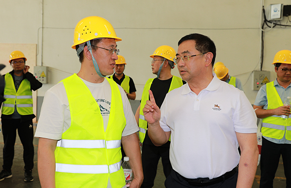 歡迎山東省熱處理學(xué)會(huì)專家與企業(yè)家來我公司參觀.jpg